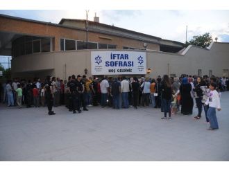 Ayhan Şahenk Vakfı İlk İftarı Açtı