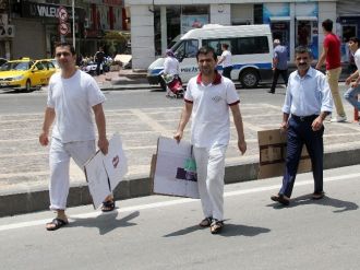 (Özel Haber) Seccadesini Alan Cuma Namazına Koştu
