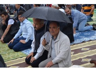 Ramazan Ayının İlk Cuma Namazı Yağmur Altında Kılındı