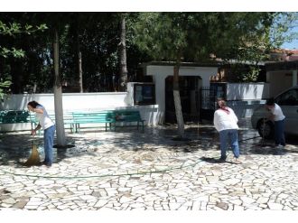 Foça’da İbadethanelerde Ramazan Temizliği