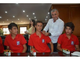 Başkan Sözen, Genç Futbolculara Cumhuriyet Altını Hediye Etti