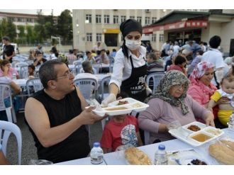Büyükşehir Belediyesi 6 Noktada İftar Çadırı Kurdu