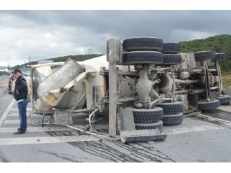 (Özel Haber) Devrilen Beton Mikseri Trafiği Birbirine Kattı
