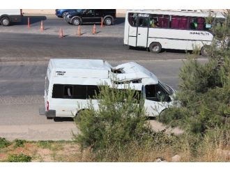 Aydınlatma Direği Minibüsün Üzerine Devrildi