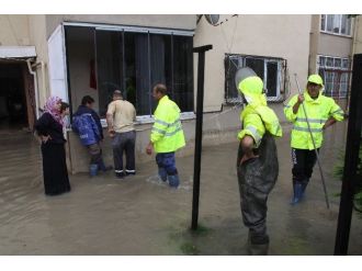 İnegöl’de Rögarlar Tıkandı, Evleri Su Bastı