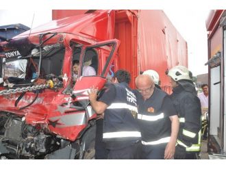 Kabinde Sıkışan Sürücüye Nefes Kesen Kurtarma Operasyonu