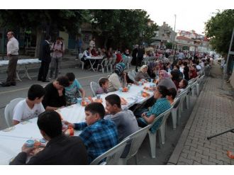 Tuzlalı Vatandaşlar Dev Sokak İftarında Buluştu