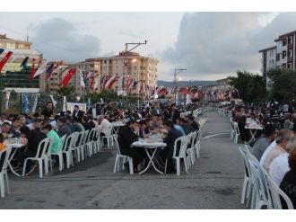 Sultanbeyli’de 2 Bin Metrelik Dev İftar Sofrası