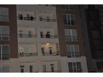 Cinnet Getiren Kadın Evdeki Bütün Eşyaları Sokağa Fırlattı