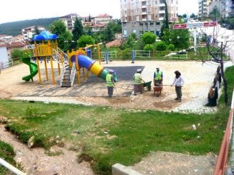 Sel Basan Parkı Kadın İşçiler Temizledi