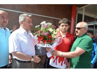 Avrupa Oyunları Üçüncüsü Yakup Gör, Çiçeklerle Karşılandı