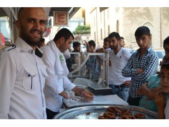 Çiğköfte Ve Tatlı Tezgahlardaki Yerini Aldı