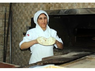 (Özel Haber) Elinin Hamuru İle Erkeklere Taş Çıkartıyor
