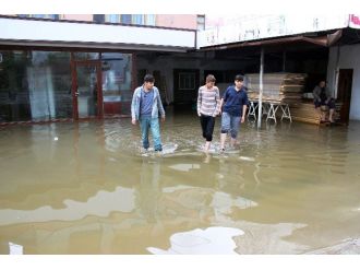 Sakarya’da Sağanak Yağış Sonrası Ev Ve İşyerlerini Su Bastı
