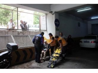Motosiklet İle Otomobil Otoparkta Çarpıştı: 1 Yaralı