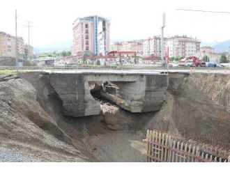 Tosya’da Yağıştan Etkilenen Köprüde Çökme Tehlikesi