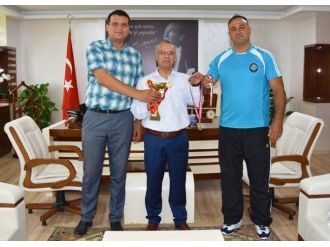 Salihli Belediye Başkanı Zeki Kayda, Şampiyon Güreşçiyi Ağırladı
