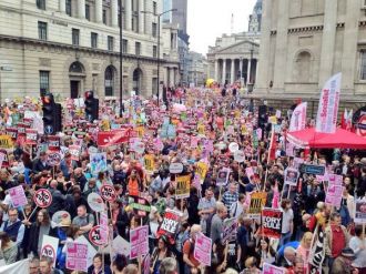İngiltere’de On Binlerin Hükümet Karşıtı Protestosu