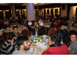 Kayseri Ülkü Ocaklarından Doğu Türkistanlılar Ve Türkmen Ailelere İftar