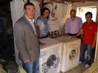 Sel Mağduru Aileye Çamaşır Makinesi Desteği