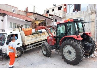 İzmit’te Her Gün 5 Kamyon Ev Eşyası Toplanıyor