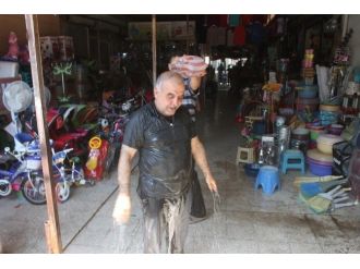 Sıcaktan Bulanan Esnafın Serinleme Yöntemi Görenleri Şaşırtıyor