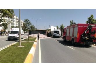 Karşı Şeride Geçen Kamyon Minibüse Çarptı: 3 Yaralı