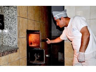 Fırıncılar 300 Derece Sıcaklıkta Oruçlarını Tutuyor