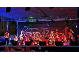 Kazak Folklor Ekibinin Gösterisi Büyük İlgi Gördü