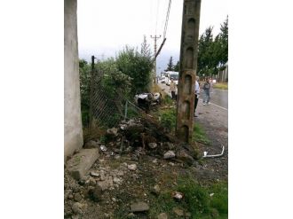 Elektrik Direğine Çarpan Otomobilin Sürücüsü Yaralandı