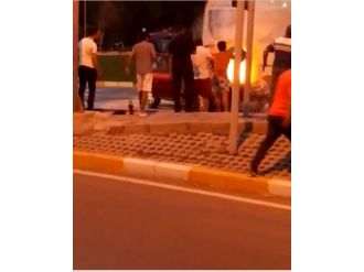 Yanan Aracı Canlarını Tehlikeye Atıp Söndürmeye Çalıştılar