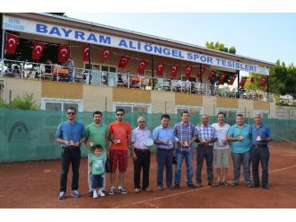 Tenis Turnuvasında Dereceye Girenlere Ödülleri Verildi