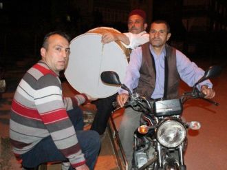 Motosiklet Sepetinde Davul Çalıyor