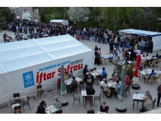 Başkan Bulutlar Ve Meclis Üyeleri Çadırda İftarını Açtı