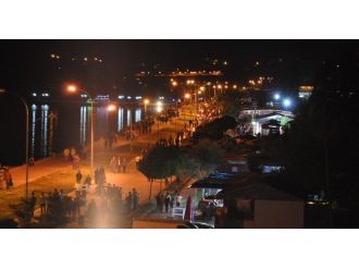 Bitlisliler İftardan Sonra Tatvan’da Ki Van Gölü Sahiline Akın Ediyor