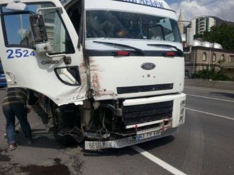 Tır İle Kamyon Çarpıştı 2 Yaralı