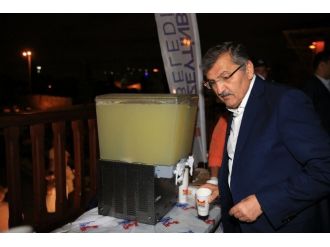 Zeytinburnu Belediyesi’nden 300 Kiloluk Limonata İkramı