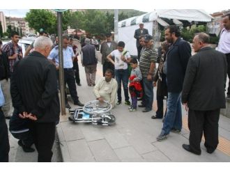 Mülteci Kampında Kalan Afganlı Engelli Tekerlekli Sandalye Bekliyor