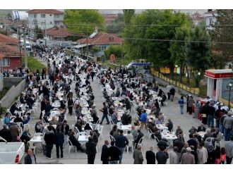 Tepebaşı Belediyesi’nin Sokak İftarları Devam Ediyor