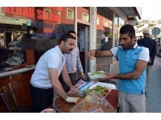 Ramazan’da Çiğ Köfte Ekmek Kapısı Oldu
