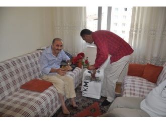 Kızılay’dan Yaşlı Ve Yardıma Muhtaç Babalara Ziyaret