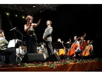 Zuhal Olcay’dan Güneş Festivali’nde Muhteşem Konser