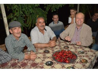 Başkan Özakcan, İftar Sonrası Kiraz Üreticisiyle Bir Araya Geldi