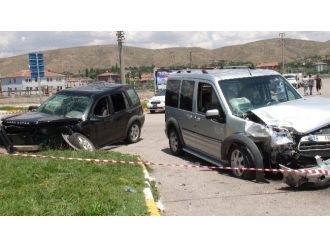 Aksaray’da Kamyonetle Cip Çarpıştı: Dört Yaralı