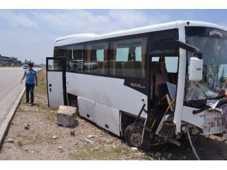 Lastiği Patlayan Otobüs Refüje Girdi: 10 Yaralı