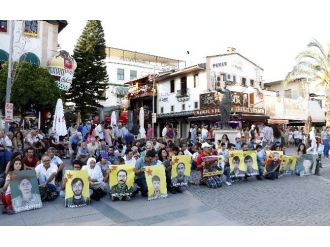 Hdp’den Rojava’da Hayatını Kaybedenler İçin Oturma Eylemi