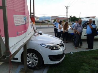Yoldan Çıkan Otomobil Benzinliğe Daldı