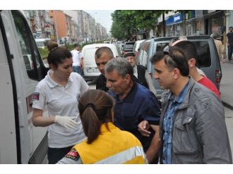 Başına Plastik Pencere Parçası Düşen Vatandaş Yaralandı