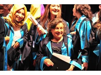 Emekli Öğretmen 72 Yaşında Yeniden Mezun Oldu