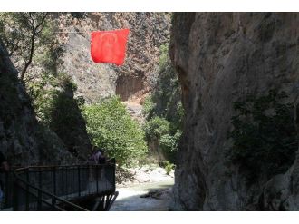 Saklıkent’in Serin Suları Turistleri Ağırlıyor